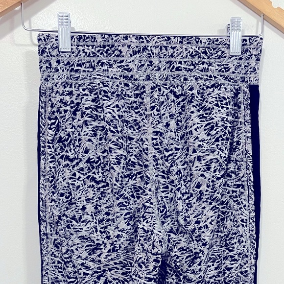 Lululemon For Love Crop Mini Ripple White Seal Grey/Black 2 - Picture 12 of 16